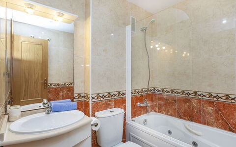 Vistamar Ii - Marina D'Or: Salle De Bains, Luminaire Plomberie, Évier, Lavabo, Design Intérieur, Sol, Baignoire, Robinet, Sol, Plomberie