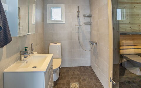 Hehku: Salle De Bains, Sol, Luminaire Plomberie, Mur, Sol, Design Intérieur, Bois, Évier, Lavabo, Toilette