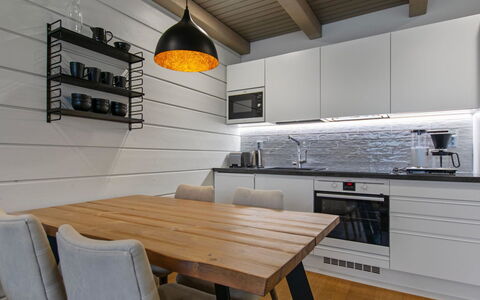 Naava Chalet 104: Meubles, Design Intérieur, Sol, Luminaire, Bois, Comptoir, Sol, Plafond, Cuisine, Éclairage