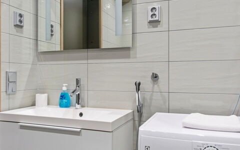 Naava Chalet 104: Sol, Luminaire Plomberie, Évier, Design Intérieur, Lavabo, Armoire De Toilette, Sol, Cabinetry, Salle De Bains, Robinet