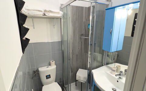 Casa Carlotta - San Bartolomeo Al Mare: Luminaire Plomberie, Miroir, Évier, Bâtiment, Violet, Salle De Bains, Lavabo, Robinet, Design Intérieur
