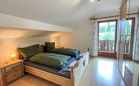 Blue Mountain Sky: Meubles, Propriété, Bâtiment, Confort, Bois, Éclairage, Cadre De Lit, Design Intérieur, Fenêtre, Sol