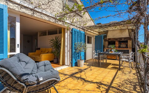 La Quiètude: Ciel, Propriété, Table, Bâtiment, Arbre, Bois, Ombre, Chaise, Architecture, Design Intérieur