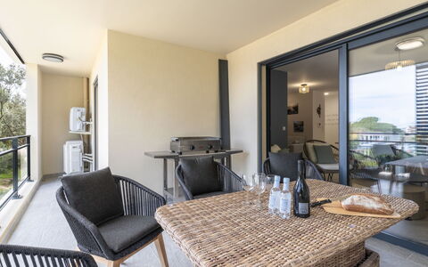 Vignola 2: Ciel, Propriété, Table, Bâtiment, Arbre, Bois, Ombre, Chaise, Architecture, Design Intérieur