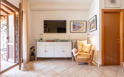 Oleandro: Ciel, Propriété, Table, Bâtiment, Arbre, Bois, Ombre, Chaise, Architecture, Design Intérieur