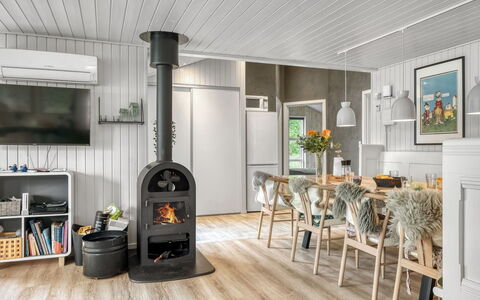 Juste - 1.7Km from the Sea: Bois, Sol, Design Intérieur, Sol, Plafond, Meubles, Parquet, Domicile, Salon, Chaise