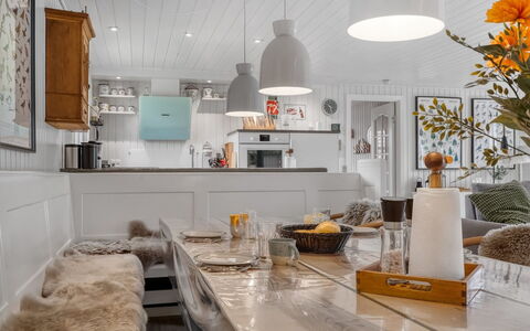 Juste - 1.7Km from the Sea: Meubles, Design Intérieur, Luminaire, Plafond, Cuisine, Sol, Comptoir, Éclairage, Pièce, Domicile