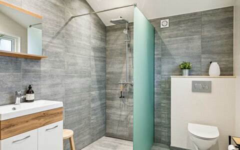 Juste - 1.7Km from the Sea: Sol, Sol, Luminaire Plomberie, Design Intérieur, Salle De Bains, Toilette, Armoire De Toilette, Plomberie, Tuile, Siège De Toilette