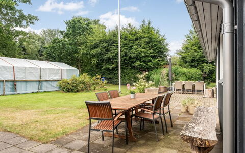 Juste - 1.7Km from the Sea: Herbe, Arbuste, Lot Terre, Ombre, Jardin, Mobilier De Jardin, Chaise, Chalet, Arrière-Cour