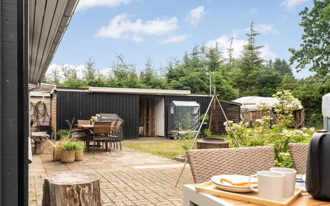 Juste - 1.7Km from the Sea: Bois, Tableau De Plein Air, Jardin, Mobilier De Jardin, Chalet, Arrière-Cour, Ombre, Cour, Chaise, Batiments Jardin