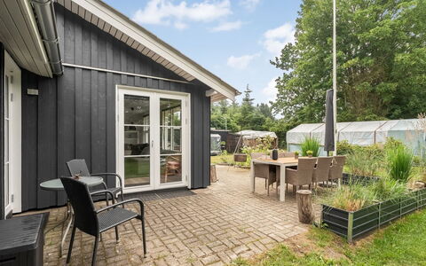 Juste - 1.7Km from the Sea: Bois, Domicile, Maison, Siding, Chalet, Toit, Arbuste, Porte, Couverture De Sol, Jardin