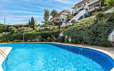 Llançà 200: L'Eau, Ciel, Plante, Nuage, Propriété, Piscine, Bâtiment, Bleu Azur, La Nature, Arbre