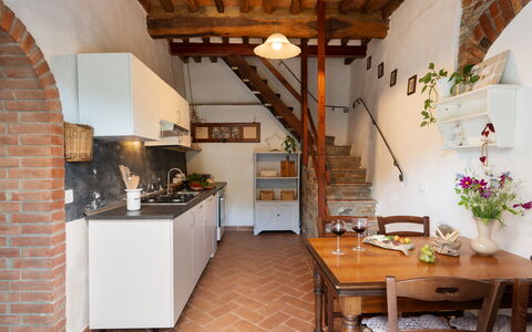 Villa Dei Tigli: Meubles, Propriété, Table, Plante, Bâtiment, Bois, Cabinetry, Chaise, Design Intérieur, Sol