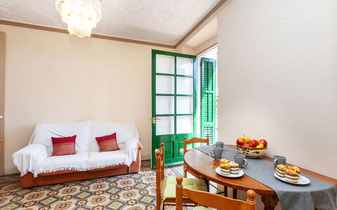 Baldri: Table, Propriété, Meubles, Fenêtre, Chaise, Design Intérieur, Bois, Bâtiment, Sol, Confort