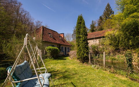 Roucan: L'Eau, Plante, Propriété, Ciel, Piscine, Bleu Azur, Bâtiment, Herbe, Rectangle, Ombre
