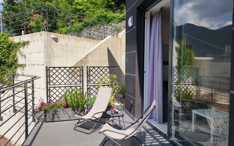 Lakeview Terrace: Plante, Ciel, Bâtiment, Ombre, Arbre, Design Urbain, Pot De Fleur, Chaise, Surface De La Route, Zone Résidentielle