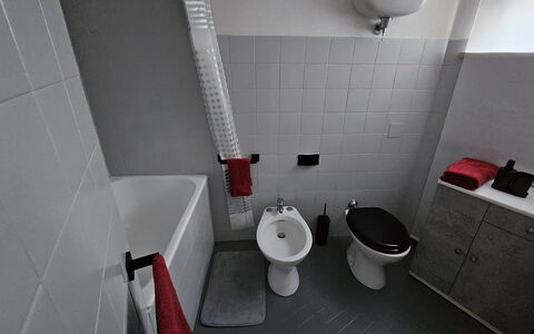 La Piccola Rocca: Luminaire Plomberie, Siège De Toilette, Salle De Bains, Sol, Évier, Toilette, Sol, Lavabo, Plomberie, Robinet
