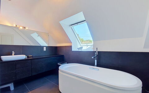 Ruilh Avel: Luminaire Plomberie, Sol, Salle De Bains, Robinet, Design Intérieur, Évier, Sol, Plomberie, Baignoire, Plafond