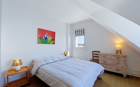 Ruilh Avel: Lit, Meubles, Design Intérieur, Chambre, Mur, Sol, Sol, Bois, Plafond, Literie