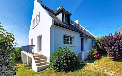 Ruilh Avel: Bleu, Bâtiment, Fenêtre, Maison, Toit, Domicile, Chalet, Zone Résidentielle, Arbuste, Établissements Humains