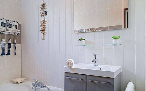 Mayne: Salle De Bains, Design Intérieur, Luminaire Plomberie, Mur, Sol, Évier, Lavabo, Robinet, Miroir, Armoire De Toilette