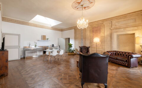 Appartamento Reale: Table, Meubles, Bois, Éclairage, Salle, Design Intérieur, Bâtiment, Cabinetry, Sol, Sol