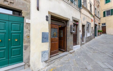 La Piccina: Fenêtre, Porte, Bâtiment, Bois, Quartier, Surface De La Route, Façade, Maison, Route