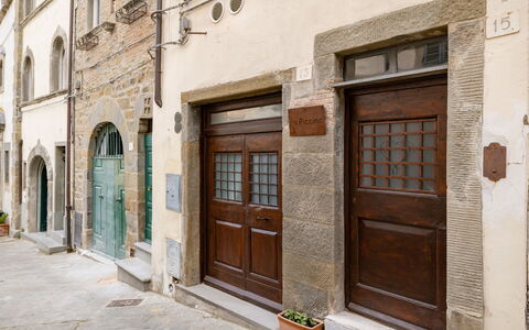 La Piccina: Fenêtre, Porte, Bois, Plante, Bâtiment, Façade, Route, Sol, Maison
