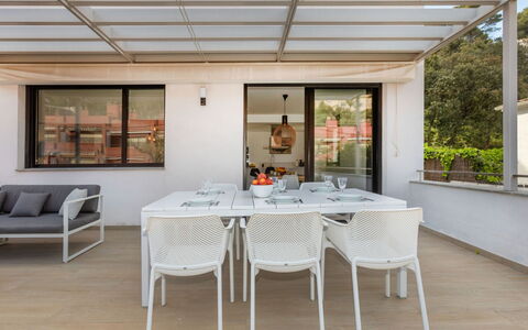 Sa Riera White on the Beach: Meubles, Propriété, Cabinetry, Confort, Fenêtre, Bâtiment, Miroir, Bois, Cadre De Lit, Lit