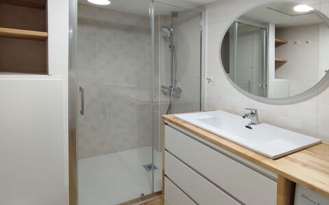Onades: Lavabo, Sol, Luminaire Plomberie, Sol, Armoire De Toilette, Design Intérieur, Salle De Bains, Évier, Robinet, Plomberie