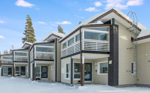 Vuokatinranta Suite 2 D: Herbe, Domicile, Lot Terre, Jardin, Couverture De Sol, Porte, Siding, Ferme, Batiments Jardin