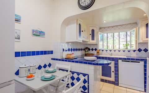 La Treille: Meubles, Cabinetry, Design Intérieur, Fenêtre, Bâtiment, Comptoir, Sol, Étagère, Sol, Cuisine