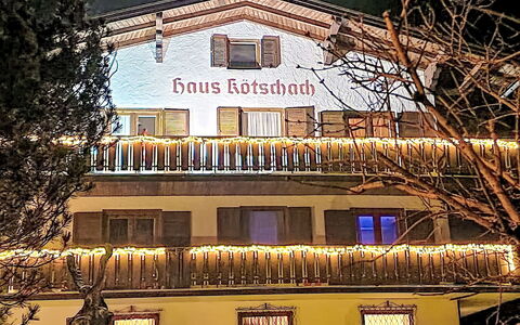Bad Gastein 250: Fenêtre, Bâtiment, Arbre, Ligne, Électricité, Zone Résidentielle, Matériel De La Propriété, Immobilier, Ville