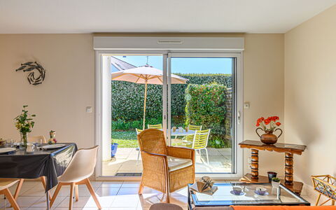 La Fregate: Nuage, Ciel, Plante, Bâtiment, Fenêtre, Lot Terre, Maison, Herbe, Porte, Arbre