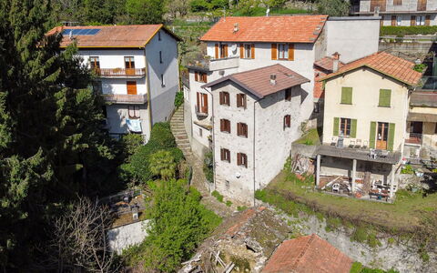 Casa sul Torrente: Bâtiment, Fenêtre, Plante, Maison, Arbre, Lot Terre, Design Urbain, Paysage, Zone Résidentielle, Immobilier