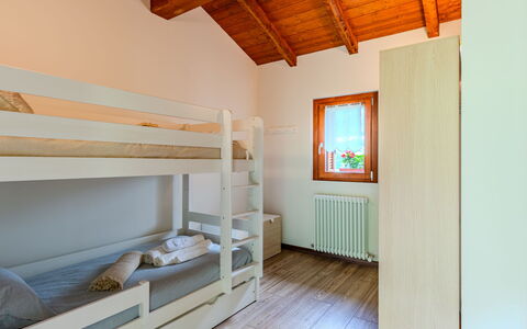 La Quiete Mountain Home: Meubles, Propriété, Bâtiment, Fenêtre, Bois, Confort, Design Intérieur, Éclairage, Architecture, Maison