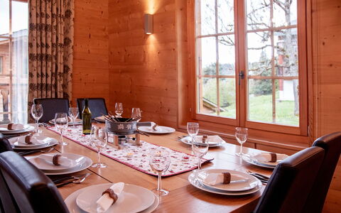 Chalet Olivier: Table, Vaisselle, Meubles, Propriété, Bâtiment, Vaisselle, Assiette, Chaise, Plante, Bois