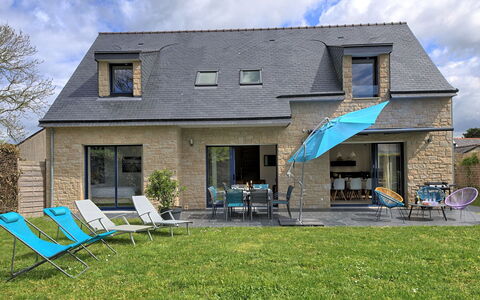 Villa Ker Anna: Nuage, Ciel, Plante, Fenêtre, Meubles, Bâtiment, Lot Terre, Ombre, Herbe, Maison