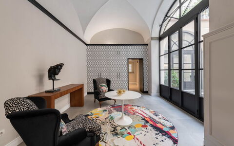 Duomo Penthouse Luxury Apartment In Florence By Pa: Table, Meubles, Propriété, Bâtiment, Design Intérieur, Confort, Éclairage, Sol, Architecture, Sol