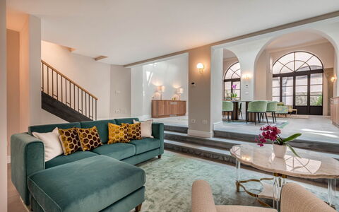 Duomo Penthouse Luxury Apartment In Florence By Pa: Meubles, Propriété, Table, Plante, Canapé, Fenêtre, Plante D'Appartement, Salon, Design Intérieur, Confort