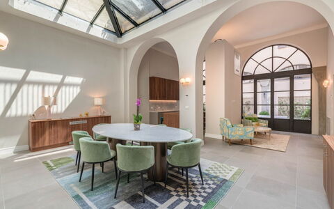 Duomo Penthouse Luxury Apartment In Florence By Pa: Table, Meubles, Propriété, Chaise, Plante, Fenêtre, Bois, Bâtiment, Design Intérieur, Sol
