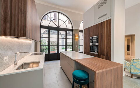 Duomo Penthouse Luxury Apartment In Florence By Pa: Meubles, Propriété, Table, Cabinetry, Design Intérieur, Fenêtre, Bois, Chaise, Cuisine, Plante