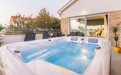 Zadar Bibinje 221: Plante, Propriété, Ciel, Bâtiment, Lumière, Bleu Azur, Piscine, Ombre, Maison, Arbre