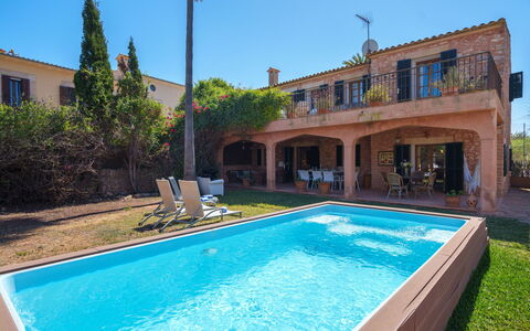 Gran Llombards: L'Eau, Plante, Ciel, Bâtiment, Propriété, Piscine, Bleu Azur, Arbre, Loisir, Fenêtre