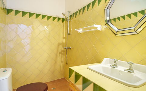 Gran Llombards: Miroir, Propriété, Luminaire Plomberie, Lavabo, Évier, Salle De Bains, Robinet, Bâtiment, Siège De Toilette, Design Intérieur