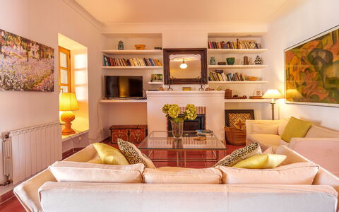 Gran Llombards: Propriété, Meubles, Canapé, Éclairage, Orange, Table, Salon, Étagère, Design Intérieur, Rayonnage
