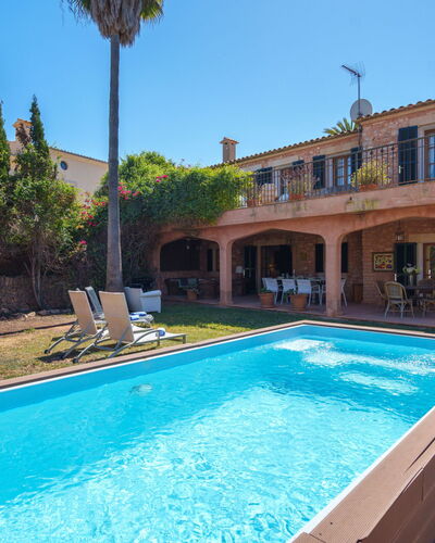 Gran Llombards: L'Eau, Plante, Ciel, Bâtiment, Propriété, Piscine, Bleu Azur, Arbre, Loisir, Fenêtre