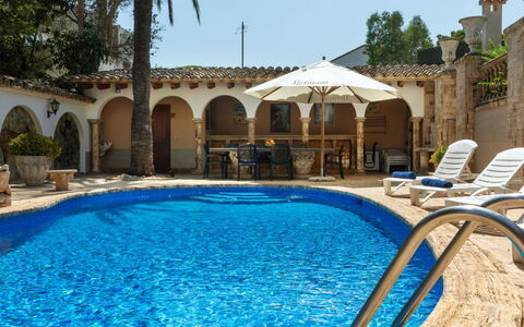 Les Oliveres: L'Eau, Propriété, Plante, Bleu Azur, Piscine, Ciel, Ombre, Plan D'Eau, Arbre, Parapluie