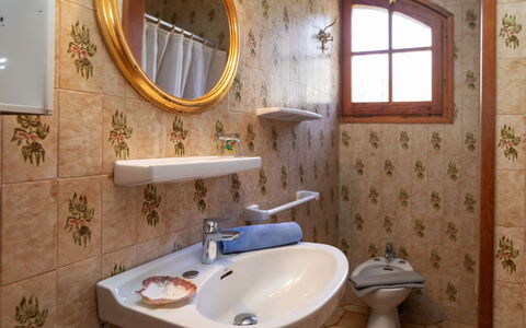 Les Oliveres: Miroir, Marron, Robinet, Luminaire Plomberie, Évier, Propriété, Photographier, Lavabo, Fenêtre, Salle De Bains