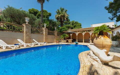 Les Oliveres: L'Eau, Plante, Propriété, Ciel, Meubles, Bâtiment, Piscine, Bleu Azur, Arbre, Chaise